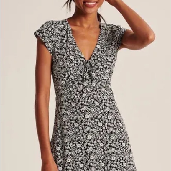 Abercrombie & Fitch Dresses & Skirts - Abercrombie & Fitch Women’s Black & White Floral Skater Mini Dress L